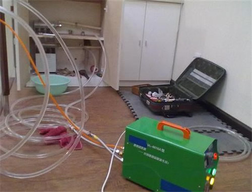 我們把暖氣進(jìn)水閥門和水龍頭都打開(kāi)