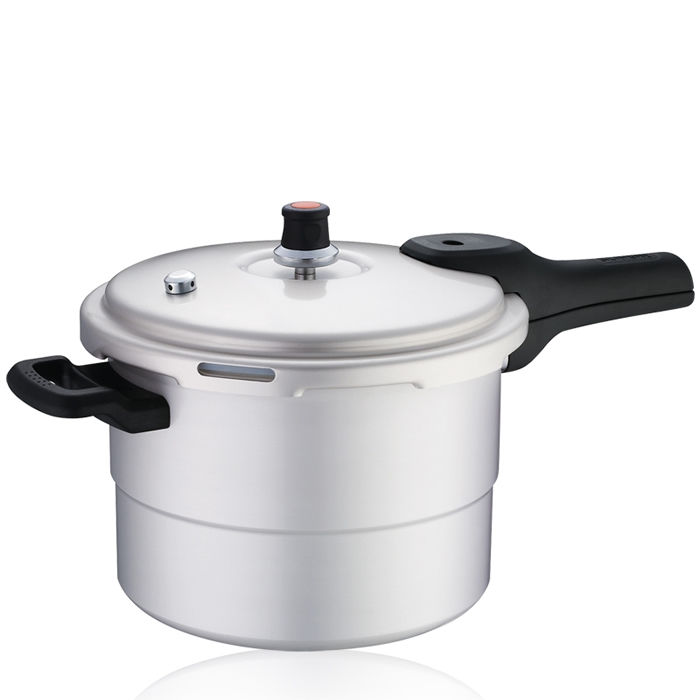 使用高壓鍋的水蒸汽對油煙機的油污進行噴灑