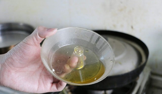 倒掉積油進行浸泡清洗