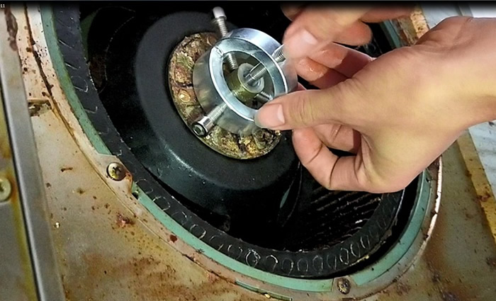 使用拉碼器將風(fēng)輪取出來